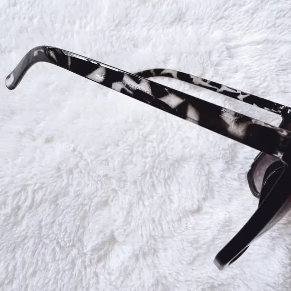 Kira Black Oversized Sunglasses - Picture 4 of 11